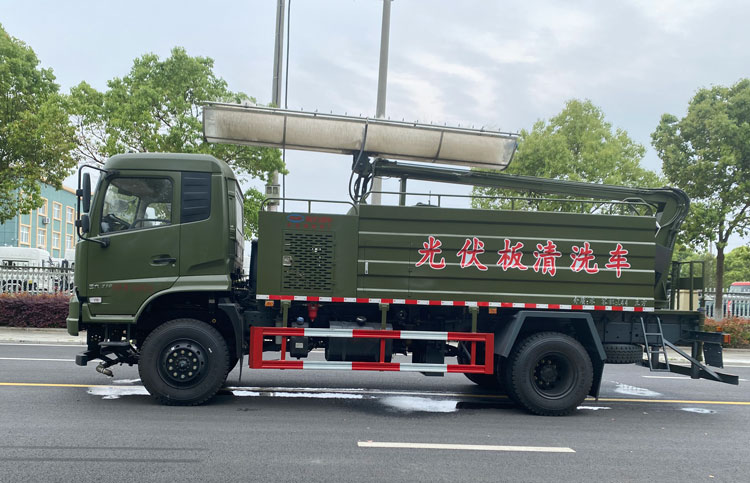 東風(fēng)四驅(qū)越野—太陽(yáng)能光伏板清洗車(chē)
